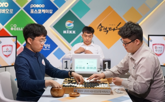 신민준, 353수 사투 끝 '반집 승' 